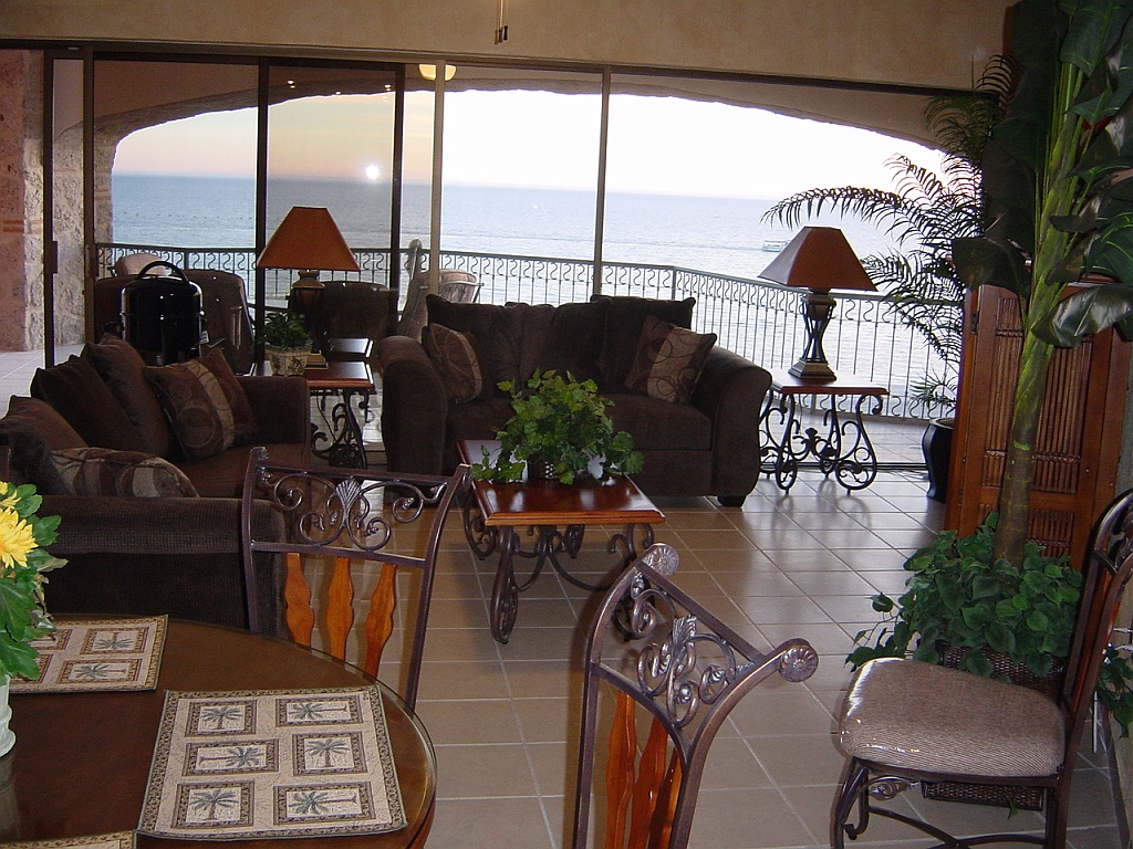 3BRM_2.JPG - Living room